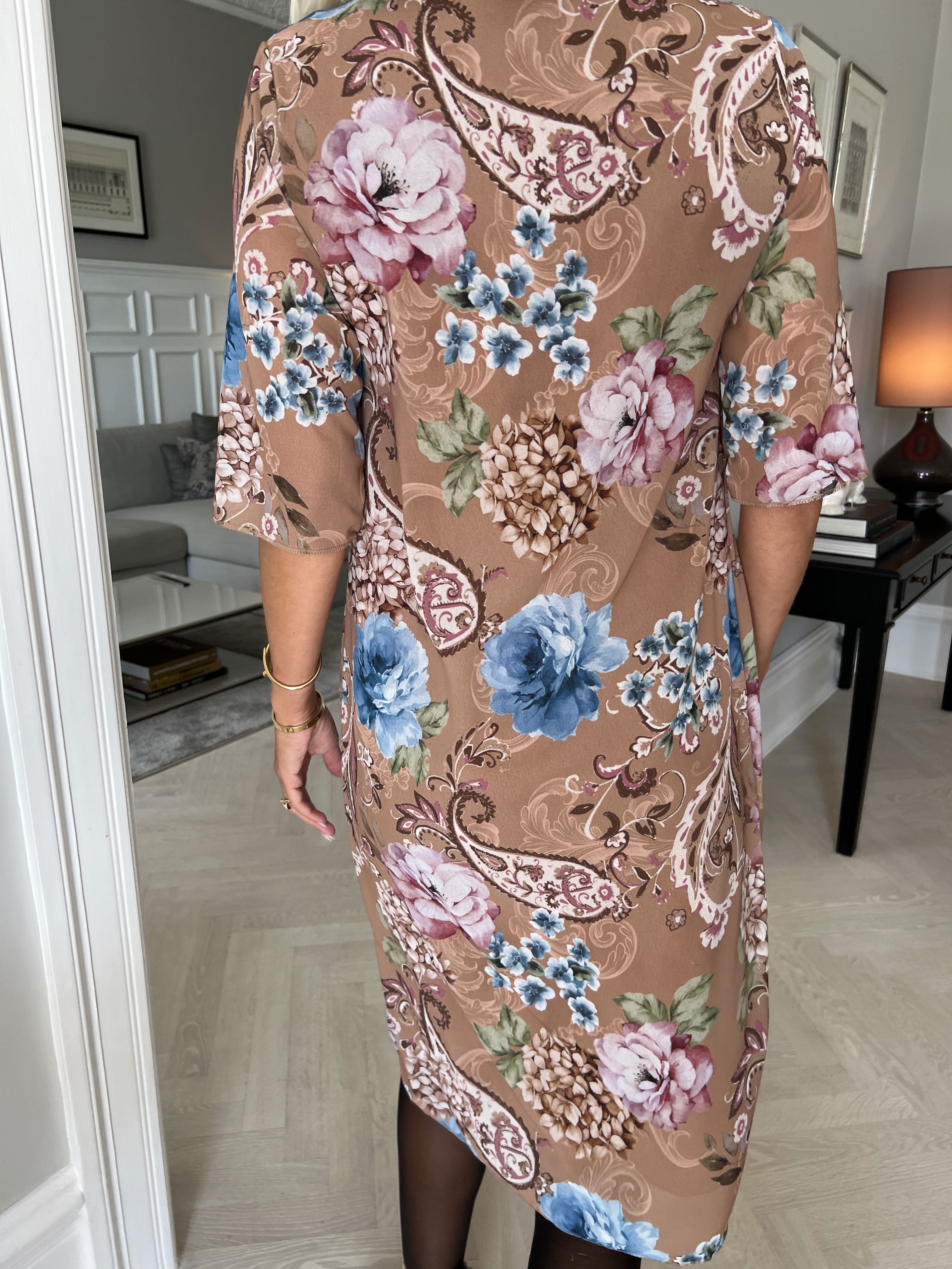 Zion Flower - Plisseret kjole med blomsterprint